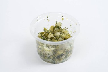 Beyaz bir arka plan üzerinde paket servisi olan restoran kutusunda taze yemek