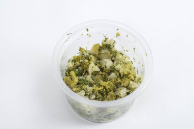 Beyaz bir arka plan üzerinde paket servisi olan restoran kutusunda taze yemek