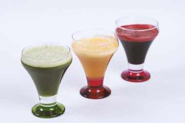 . Beyaz bir arka plan üzerinde farklı sebze ile sağlıklı vejetaryen smoothies