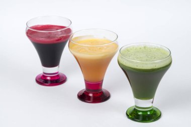 . Beyaz bir arka plan üzerinde farklı sebze ile sağlıklı vejetaryen smoothies