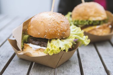 Marul, peynir, soğan içeren lezzetli taze burger