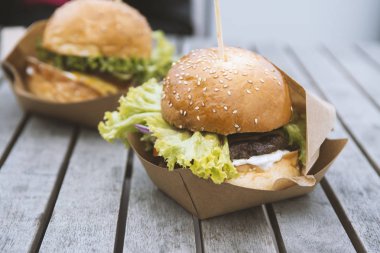 Marul, peynir, soğan içeren lezzetli taze burger