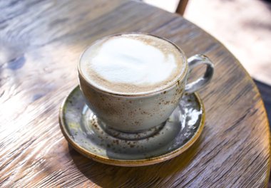 Ceramik Kupası kafede sıcak içecek