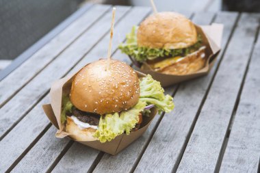 Marul, peynir, soğan içeren lezzetli taze burger