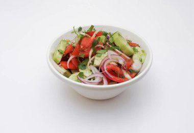 Beyaz backgrounde beyaz bir tabağa taze yaz salatası