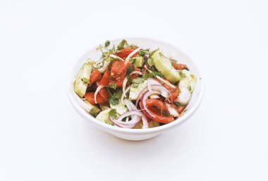 Beyaz backgrounde beyaz bir tabağa taze yaz salatası