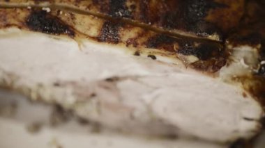 Soğuk pişmiş domuz eti bıçakla kesme. 