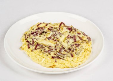 Kızarmış kuru etli lezzetli omlet