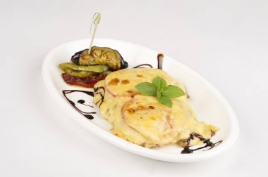 Eritilmiş peynir ve sebze ile pişmiş sığır eti