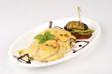 Eritilmiş peynir ve sebze ile pişmiş sığır eti