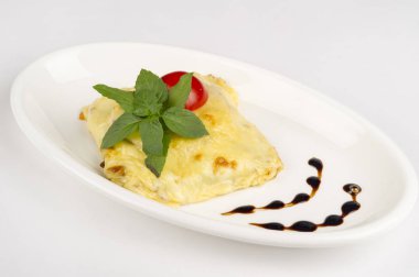 Eritilmiş peynir, nane yaprağı ile dekore edilmiş pişmiş sığır eti