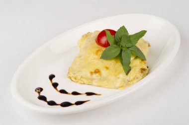 Eritilmiş peynir, nane yaprağı ile dekore edilmiş pişmiş sığır eti