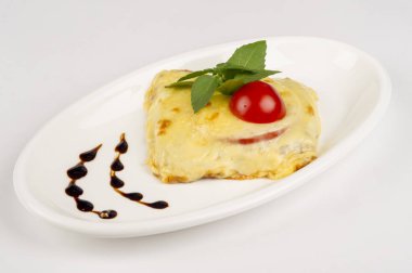 Eritilmiş peynir, nane yaprağı ile dekore edilmiş pişmiş sığır eti