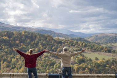 Erkek ve kadın sarılma ve güzel manzarayı aşık
