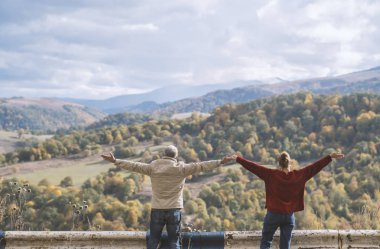 Erkek ve kadın sarılma ve güzel manzarayı aşık