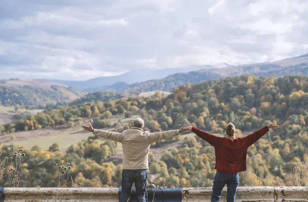 Erkek ve kadın sarılma ve güzel manzarayı aşık