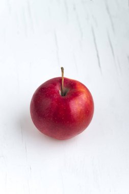 Beyaz arkaplanda kırmızı elma