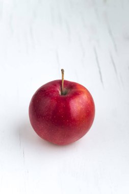 Beyaz arkaplanda kırmızı elma