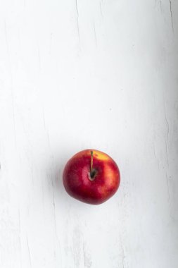 Beyaz arkaplanda kırmızı elma