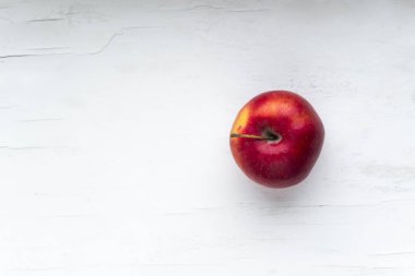 Beyaz arkaplanda kırmızı elma