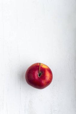 Beyaz arkaplanda kırmızı elma