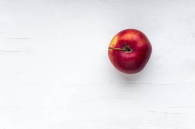 Beyaz arkaplanda kırmızı elma