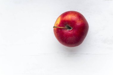 Beyaz arkaplanda kırmızı elma