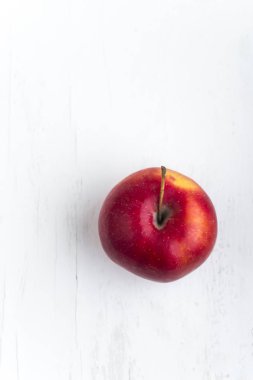 Beyaz arkaplanda kırmızı elma