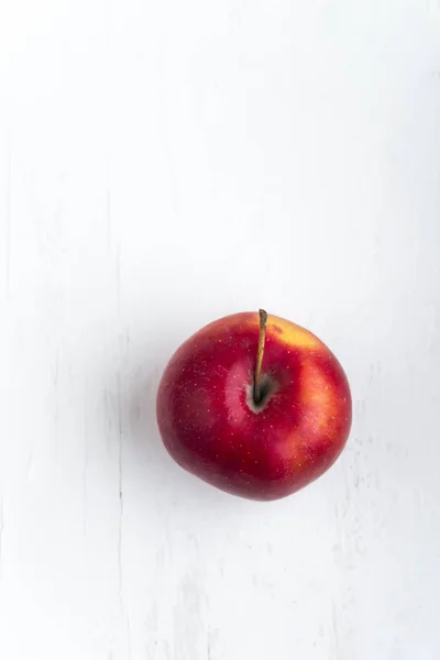 Rode Appel Een Witte Achtergrond — Stockfoto