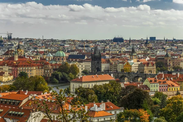Sonbaharda Prag 'ın güzel manzarası