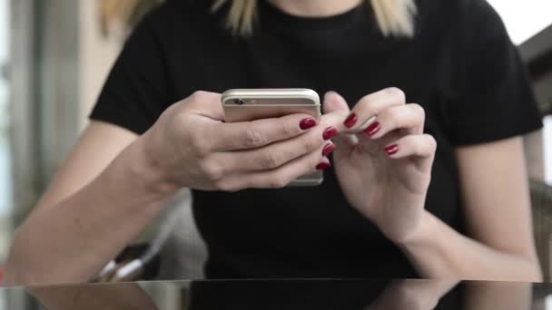 Chica Usando Teléfono Cafetería — Vídeos de Stock