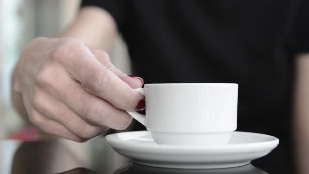 Ragazza Che Beve Caffè Nel Caffè — Video Stock