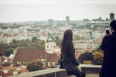Güzel bir çift fotoğraf çekiyor ve şehir manzarasının tadını çıkarıyor.