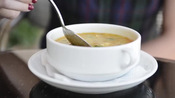 Chica Está Comiendo Sopa — Vídeos de Stock