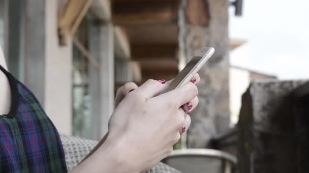 女孩在咖啡馆里用手机 — 图库视频影像
