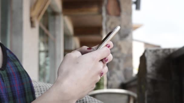 Mädchen Benutzt Telefon Café — Stockvideo