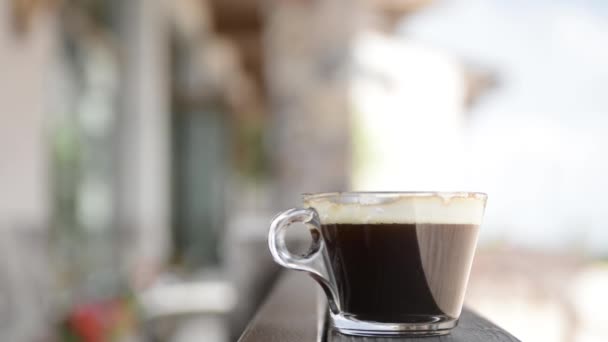 Main Prenant Une Tasse Café Sur Véranda — Video