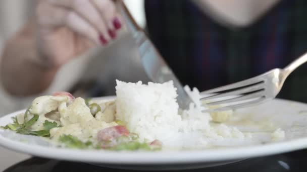 Close Footage Woman Eating Rice Vegetables — Stockvideo