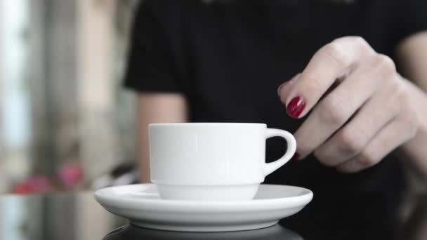 咖啡馆里喝咖啡的女孩 — 图库视频影像