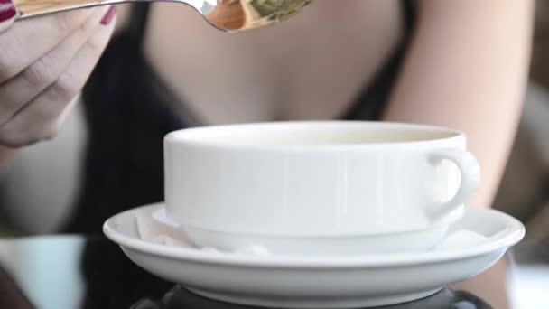 la fille mange de la soupe 