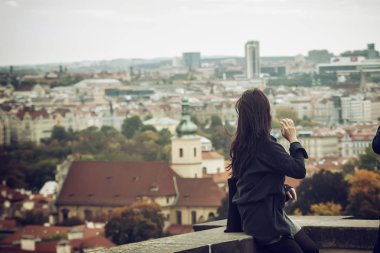 Güzel bir çift fotoğraf çekiyor ve şehir manzarasının tadını çıkarıyor.