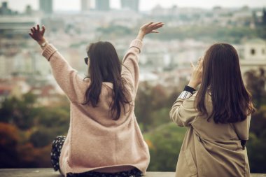 Çekim ve şehrin manzarayı iki Asyalı Genç kadınlar