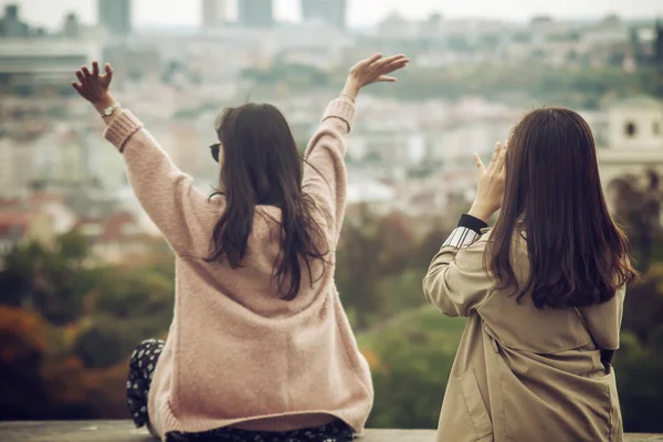 Çekim ve şehrin manzarayı iki Asyalı Genç kadınlar