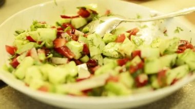 keser kadınve turp sebze salata ekler