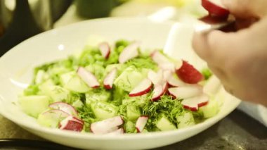 keser kadınve turp sebze salata ekler