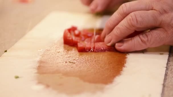 Γυναίκα Κόβει Κόκκινο Πιπέρι Ένα Ξύλινο Ταμπλό — Αρχείο Βίντεο