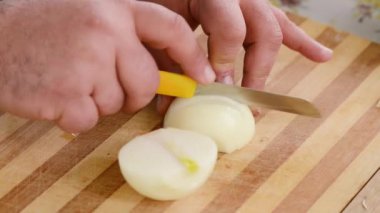 Cook tahta tahta üzerinde soğan kesme. Salata hazırlama.