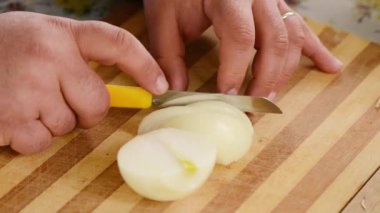 Cook tahta tahta üzerinde soğan kesme. Salata hazırlama.
