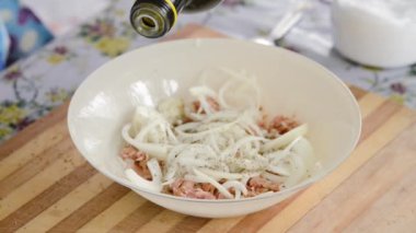 Aşçı salatanın üzerine yağ döküyor..