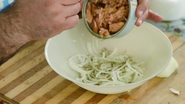 Kucharz Przygotowuje Sałatkę Mieszanie Tuńczyka Cebuli — Wideo stockowe
